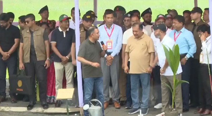 বরিশাল পৌঁছে বৃক্ষরোপণ কর্মসূচিতে অংশ নিয়েছেন প্রধানমন্ত্রী