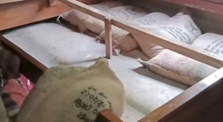 ভোলায় মুদি দোকানির খাটের নিচে মিলল ৩৩ বস্তা সরকারি চাল  