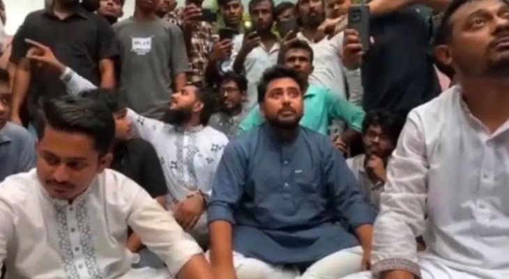 হবিগঞ্জে আটকে দেওয়া হলো এনসিপির গাড়ি বহর, সড়কে বসে বিক্ষোভ নেতাদের