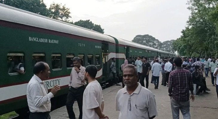 ঝিনাইদহে যাত্রীবাহী ট্রেন রেখেই উধাও লোকোমাস্টার
