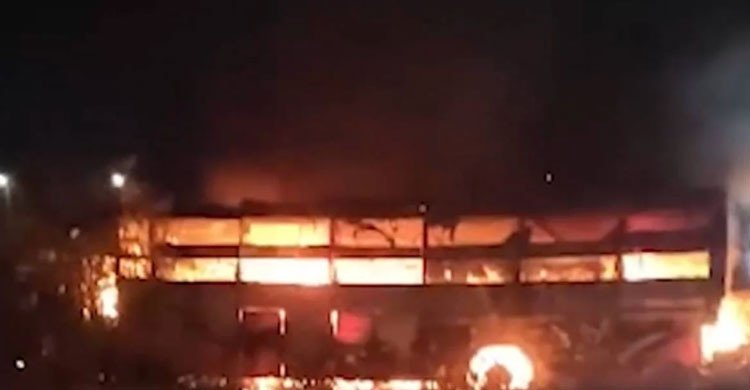 ট্রাকে যাত্রীবাহী বাসের ধাক্কার পর আগুন, নিহত ৮ 