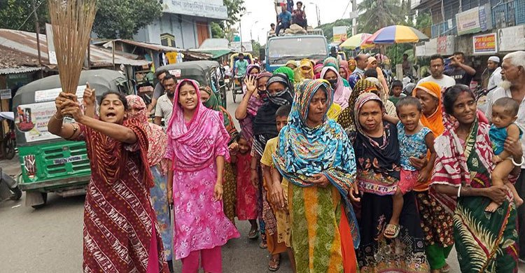 বরিশালে ছাত্রদল নেতাদের বিরুদ্ধে নারীদের ঝাড়ু মিছিল 