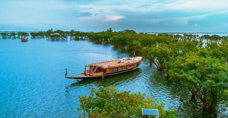 বন্যা পরিস্থিতিতে টাঙ্গুয়ার হাওরে পর্যটকবাহী হাউসবোট চলাচলে সতর্কতা জারি