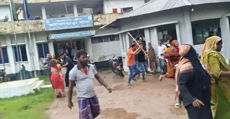 বরিশালে আসামির মৃত্যুর গুজবকে কেন্দ্র করে গ্রামবাসী ও পুলিশের সংঘর্ষে আহত ১২