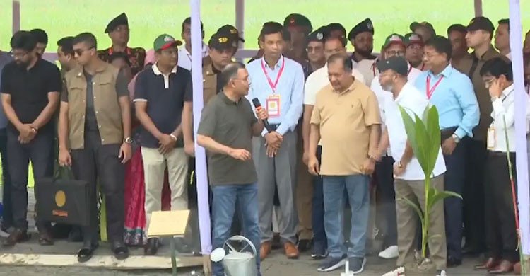 বরিশাল পৌঁছে বৃক্ষরোপণ কর্মসূচিতে অংশ নিয়েছেন প্রধানমন্ত্রী