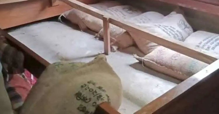 ভোলায় মুদি দোকানির খাটের নিচে মিলল ৩৩ বস্তা সরকারি চাল  