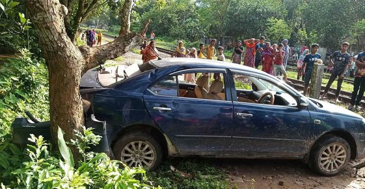 ব্রাহ্মণবাড়িয়ায় চলন্ত ট্রেনের ধাক্কায় প্রাইভেটকারের যাত্রী নিহত   