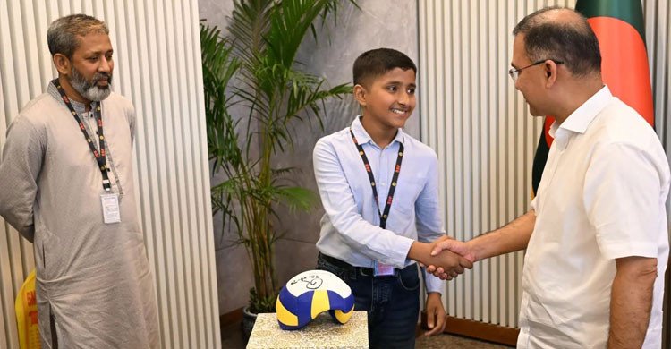 প্রধানমন্ত্রীর সঙ্গে দেখা করল ভুবনজয়ী হাসির সেই তাহসিন