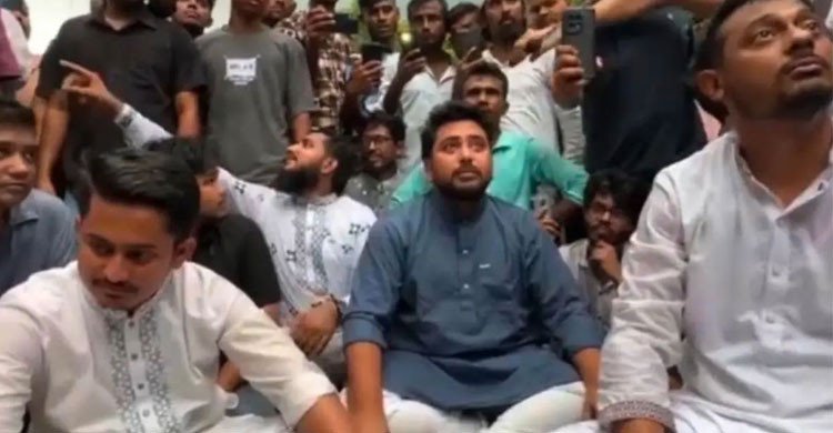 হবিগঞ্জে আটকে দেওয়া হলো এনসিপির গাড়ি বহর, সড়কে বসে বিক্ষোভ নেতাদের