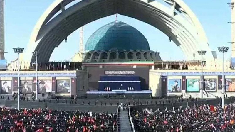 খামেনিকে শেষ শ্রদ্ধা জানাতে তেহরানে লাখো মানুষের ঢল