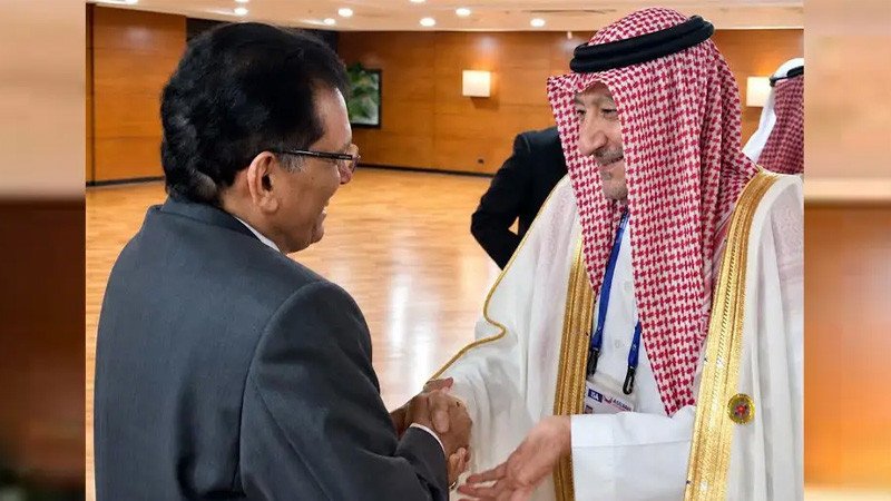 পররাষ্ট্রমন্ত্রীর সঙ্গে সৌদির উপ-পররাষ্ট্রমন্ত্রীর শুভেচ্ছা বিনিময়