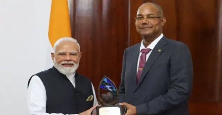 ‘পুরস্কার পাওয়ার কথা শুনলেই, বিশ্বের যেকোনো প্রান্তে ছুটে যান মোদি!’
