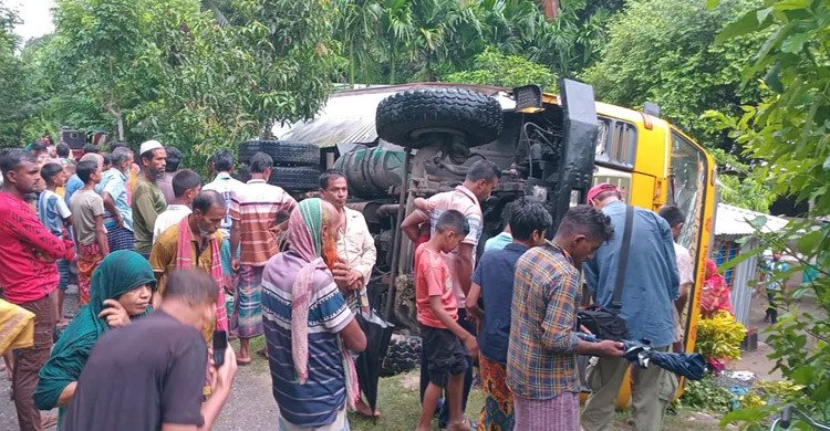 নড়াইলে ঘরের ওপর উল্টে পড়ল পাথরবোঝাই ট্রাক, ঘুমন্ত স্কুলছাত্রী নিহত