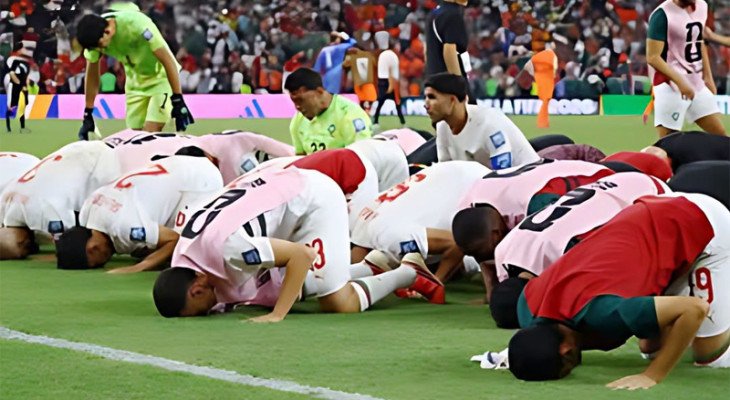 কোয়ার্টার ফাইনাল নিশ্চিত করেই মাঠে সিজদায় লুটিয়ে পড়লেন মরক্কোর ফুটবলাররা