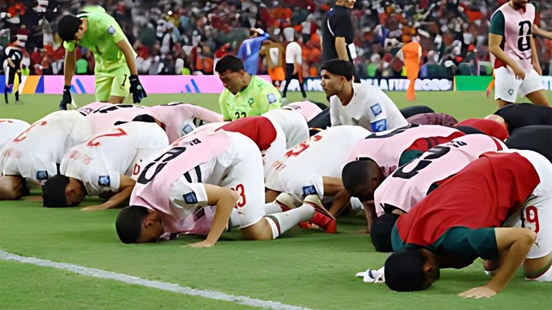 কোয়ার্টার ফাইনাল নিশ্চিত করেই মাঠে সিজদায় লুটিয়ে পড়লেন মরক্কোর ফুটবলাররা