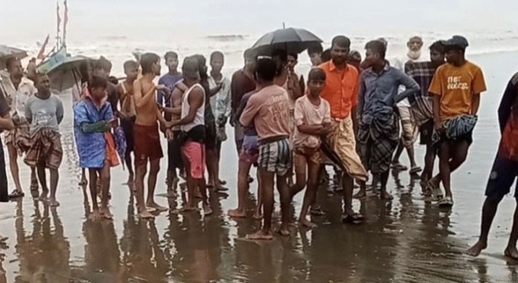 পালিয়ে বাংলাদেশে প্রবেশের সময় টেকনাফে রোহিঙ্গাবাহী নৌকাডুবি, নিখোঁজ ১৩