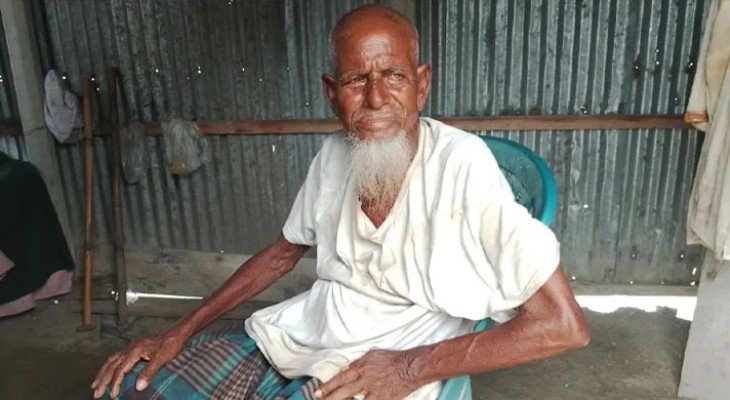 ‘আল্লাহ কেন মোক নেয় না’- সন্তানদের অবহেলায় মানবেতর জীবন পঙ্গু বৃদ্ধ বাবার