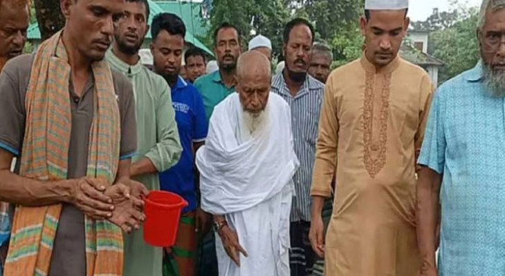 এক মসজিদে ৫৬ বছরের ইমামতি, ওমরাহ করতে পাঠালেন এলাকাবাসী