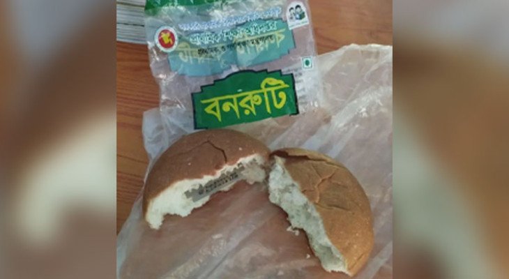 স্কুল ফিডিংয়ের বনরুটিতে মিলল আস্ত ব্লেড