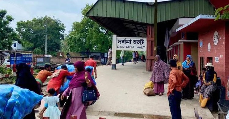 শিশুসন্তানকে প্ল্যাটফর্মে রেখে চুয়াডাঙ্গায় চলন্ত ট্রেনের নিচে ঝাঁপ দিলেন মা