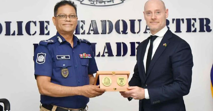 গুজব-প্রতারণা রোধে এফবিআইর সহযোগিতা চাইলেন আইজিপি