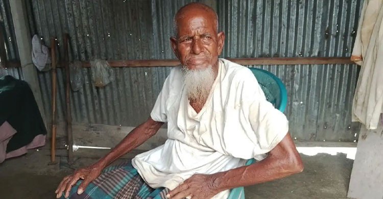 ‘আল্লাহ কেন মোক নেয় না’- সন্তানদের অবহেলায় মানবেতর জীবন পঙ্গু বৃদ্ধ বাবার