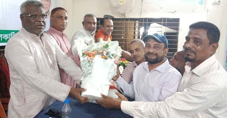 ঝালকাঠিতে বিএনপির সভায় আ.লীগ নেতার ফুলেল শুভেচ্ছা