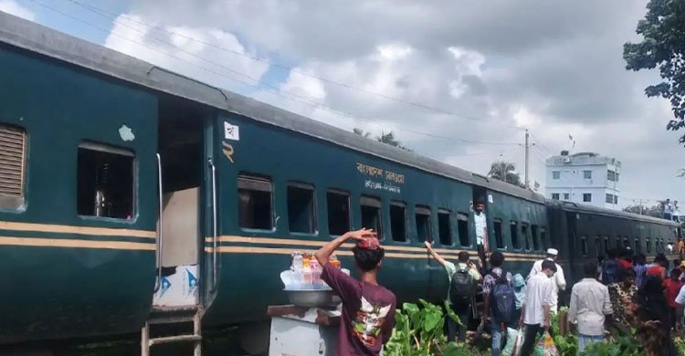গফরগাঁওয়ে ট্রেনের ৫ বগি লাইনচ্যুত, ঢাকা-ময়মনসিংহ রুটে ট্রেন চলাচল বন্ধ