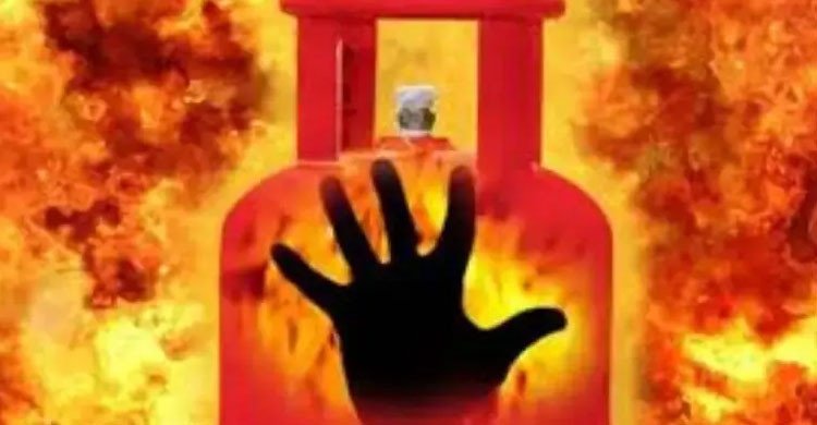নারায়ণগঞ্জে গ্যাস লিকেজ থেকে অগ্নিকাণ্ড, নারী-শিশুসহ দগ্ধ ৩
