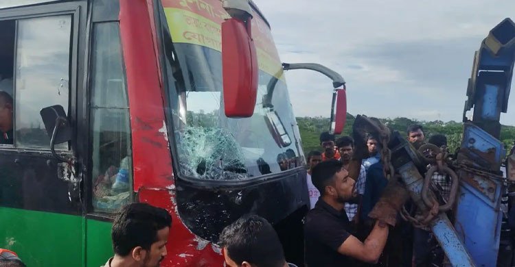 বরিশালে বাস-মাহিন্দ্রা সংঘর্ষে নিহত ১, শিক্ষার্থীসহ আহত ৫