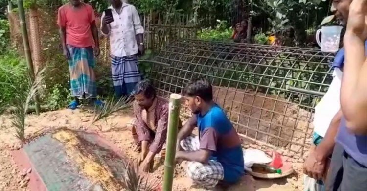 কবরের পাশে ঝাড়ফুঁক করে ‘জীবিত’ করার চেষ্টা, পরে ওঝার দাবি ‘বেঁচে নেই’