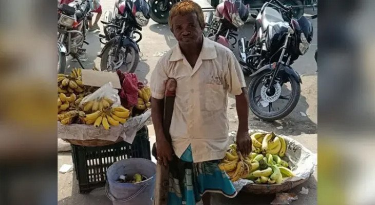 ‘না খেয়ে মরব, তবুও ভিক্ষা করব না’ এক পা হারিয়েও ফুটপাতে কলা বিক্রি বাবুলের