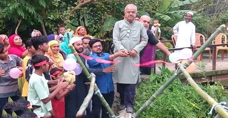 লাল ফিতা কেটে বাঁশের সাঁকো উদ্বোধন করলেন বিএনপি নেতা, সমালোচনার ঝড়