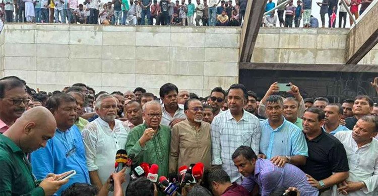 জিয়াউর রহমান ও খালেদা জিয়ার সমাধিতে বিএনপির স্থায়ী কমিটির নতুন ৪ সদস্যের শ্রদ্ধা