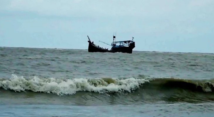 বঙ্গোপসাগরে মাছ ধরার ট্রলারডুবি, নিখোঁজ ১৪ জেলে