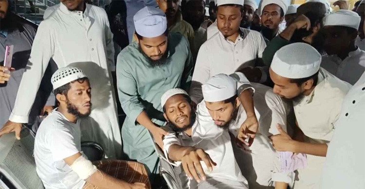 ব্রাহ্মণবাড়িয়ায় উচ্চস্বরে গান বাজানো নিয়ে সংঘর্ষ, আহত ৩০