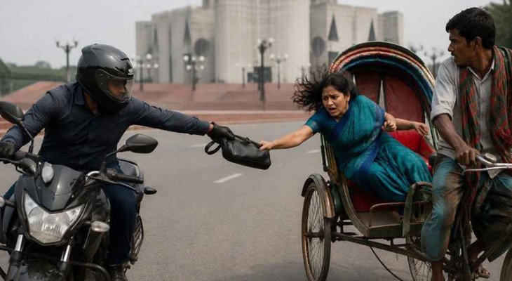 সংসদ ভবনের সামনে ব্যাগ ধরে ছিনতাইকারীর টান, রিকশা থেকে পড়ে শিক্ষিকার মৃত্যু