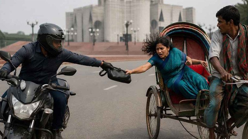 সংসদ ভবনের সামনে ব্যাগ ধরে ছিনতাইকারীর টান, রিকশা থেকে পড়ে শিক্ষিকার মৃত্যু