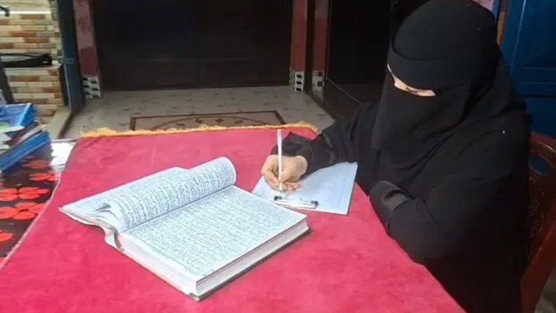 কুমিল্লায় মাত্র ৮ মাসে হাতে সম্পূর্ণ কোরআন লিখলেন সুরাইয়া জান্নাত