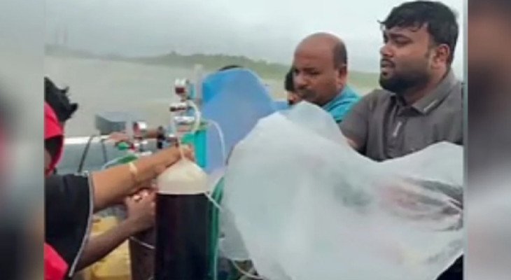 মুমূর্ষু মাকে পলিথিনে ঢেকে উত্তাল সাগর পাড়ি, ভিডিও ভাইরাল