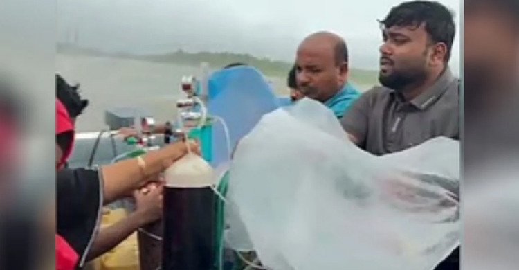 মুমূর্ষু মাকে পলিথিনে ঢেকে উত্তাল সাগর পাড়ি, ভিডিও ভাইরাল