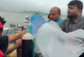মুমূর্ষু মাকে পলিথিনে ঢেকে উত্তাল সাগর পাড়ি, ভিডিও ভাইরাল