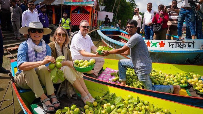 ভীমরুলীর ভাসমান পেয়ারা হাটে নৌকায় ঘুরে মুগ্ধ মার্কিন রাষ্ট্রদূত