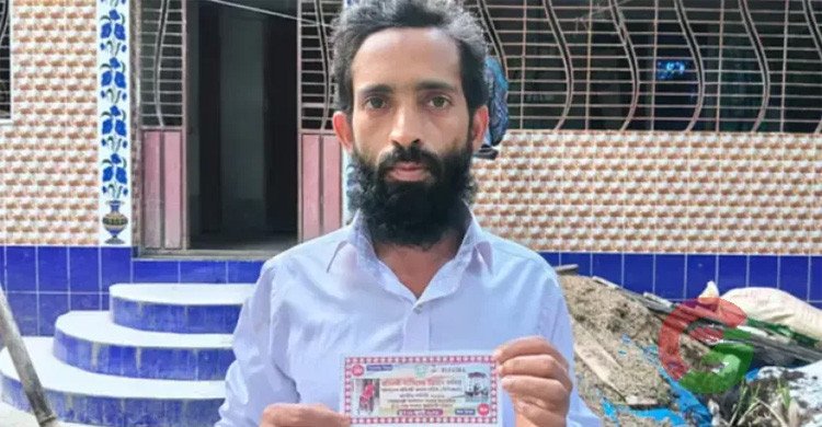 নামাজ শেষে লটারির ফল মিলিয়ে দেখেই চমক, পেলেন ৩০ লাখ টাকার প্রথম পুরস্কার