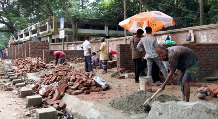 ফুটপাতঘেঁষে ২৬ দোকান নির্মাণ, মহাসড়কের জায়গা দখলের অভিযোগ