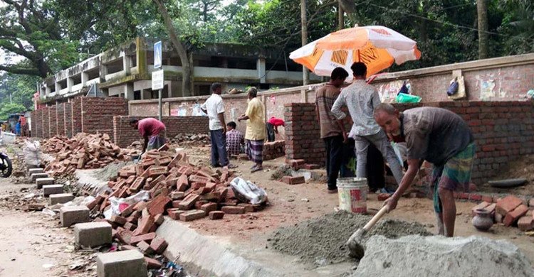 ফুটপাতঘেঁষে ২৬ দোকান নির্মাণ, মহাসড়কের জায়গা দখলের অভিযোগ