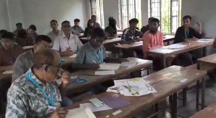 বই খুলে পরীক্ষা, ভিডিও করায় সাংবাদিকদের মারধর