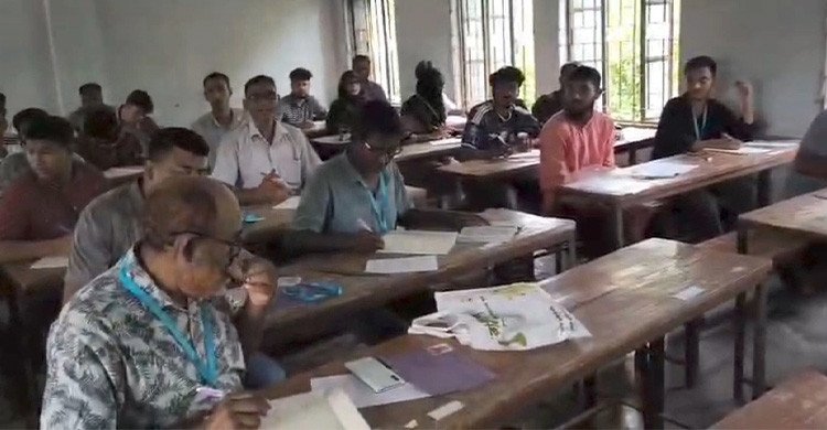বই খুলে পরীক্ষা, ভিডিও করায় সাংবাদিকদের মারধর