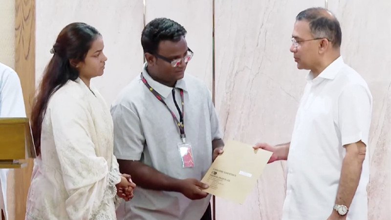 গুম-খুনের শিকার পরিবারের সদস্যদের হাতে চাকরির নিয়োগপত্র তুলে দিলেন প্রধানমন্ত্রী