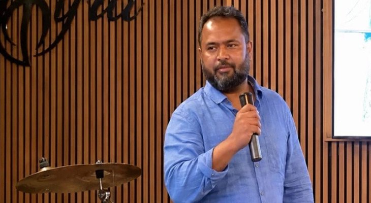 লন্ডনে মদের বার কিনে মসজিদ বানালেন বাংলাদেশি যুবক